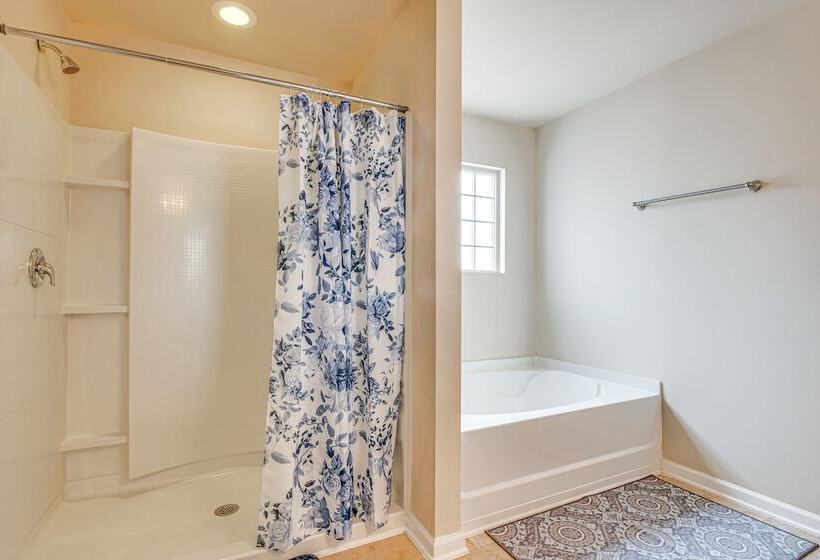 Spacious Atlanta Home W/ Yard & Charcoal Grill!