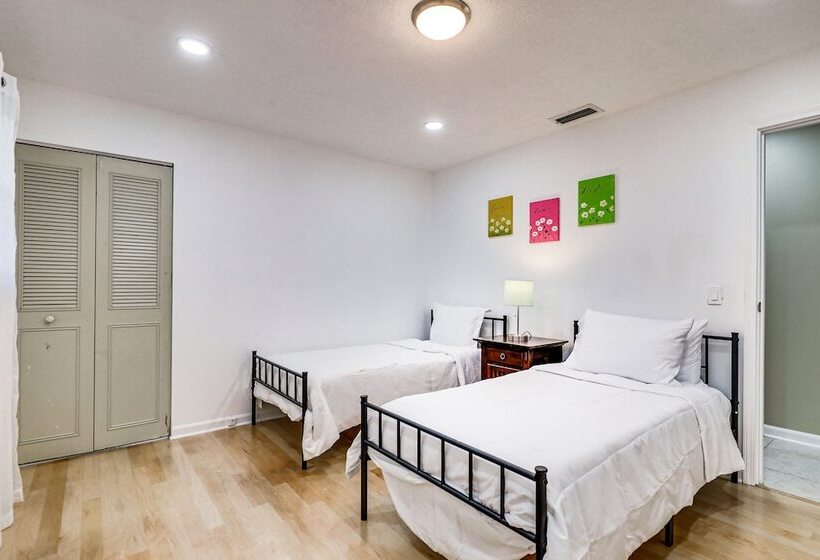 Spacious Brandon Home: Hot Tub, Pool, & Game Room