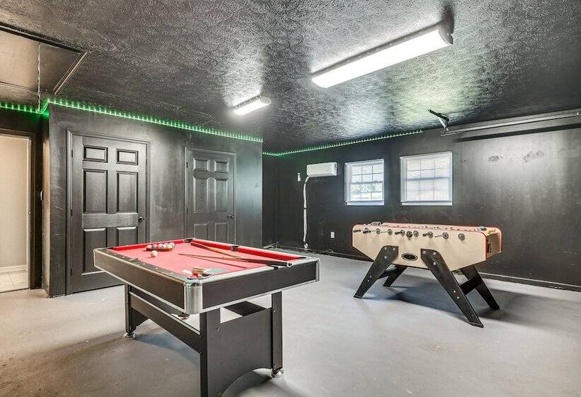 Spacious Brandon Home: Hot Tub, Pool, & Game Room