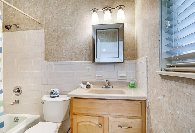 Spacious Brandon Home: Hot Tub, Pool, & Game Room