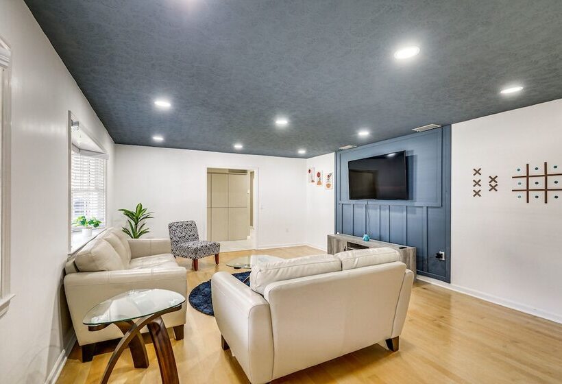 Spacious Brandon Home: Hot Tub, Pool, & Game Room