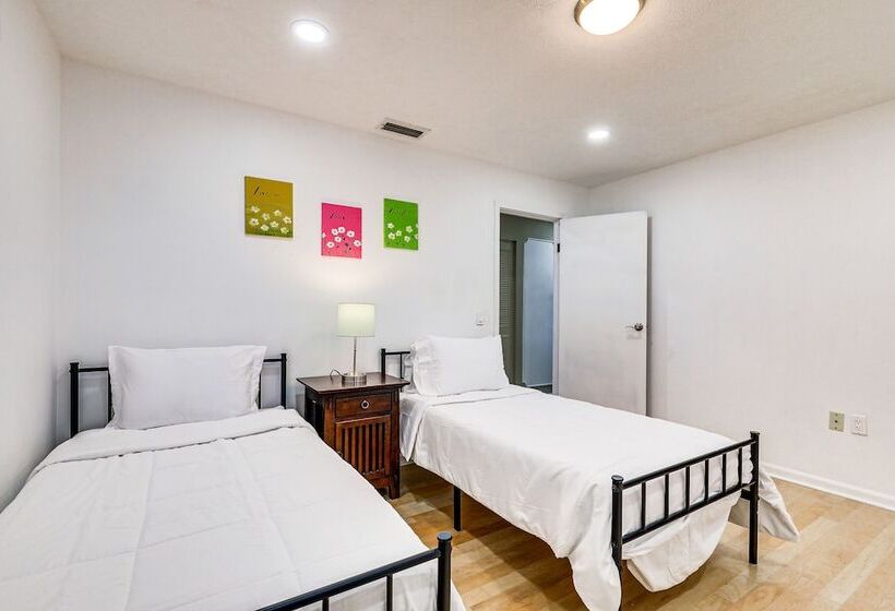 Spacious Brandon Home: Hot Tub, Pool, & Game Room