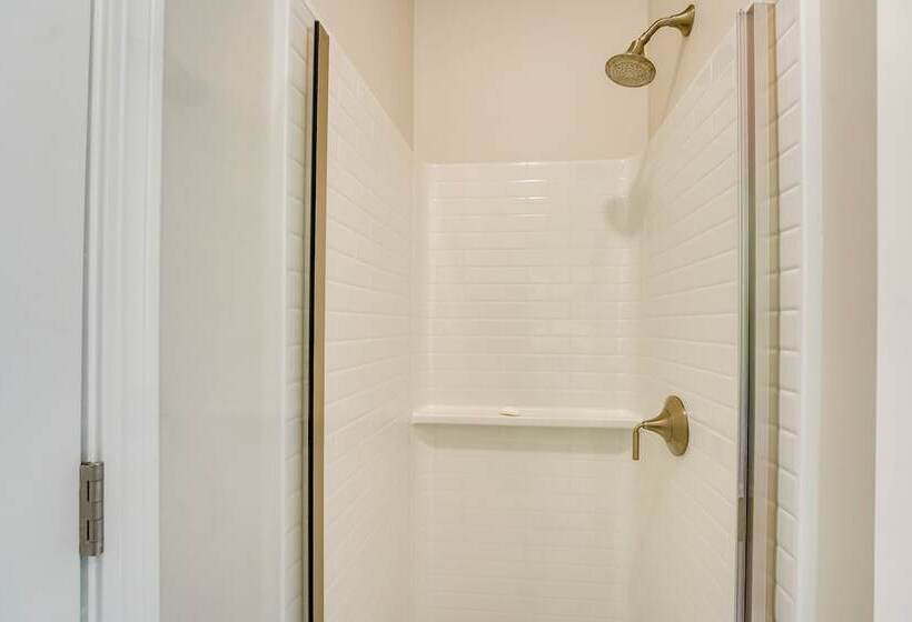 Spacious Cottage On Lake Michigan: Stunning Views!