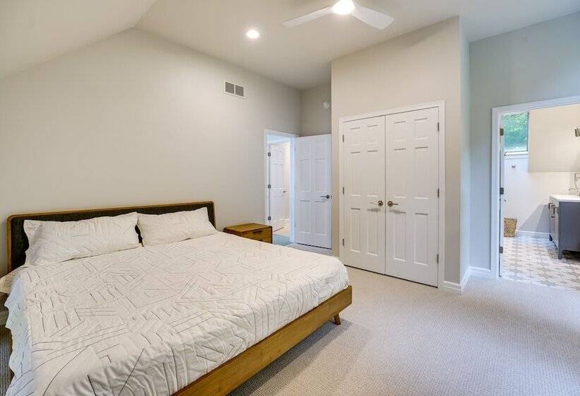 Spacious Cottage On Lake Michigan: Stunning Views!