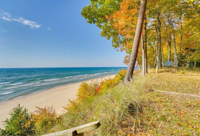 Spacious Cottage On Lake Michigan: Stunning Views!