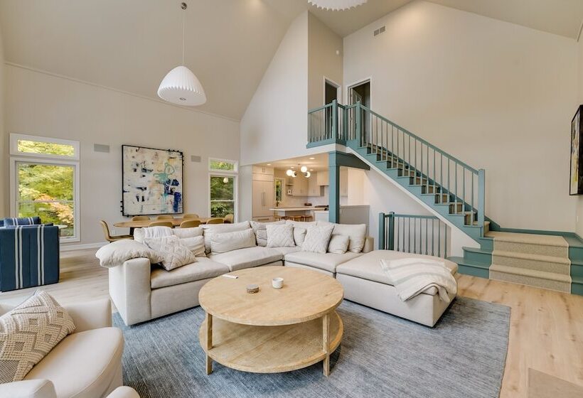 Spacious Cottage On Lake Michigan: Stunning Views!