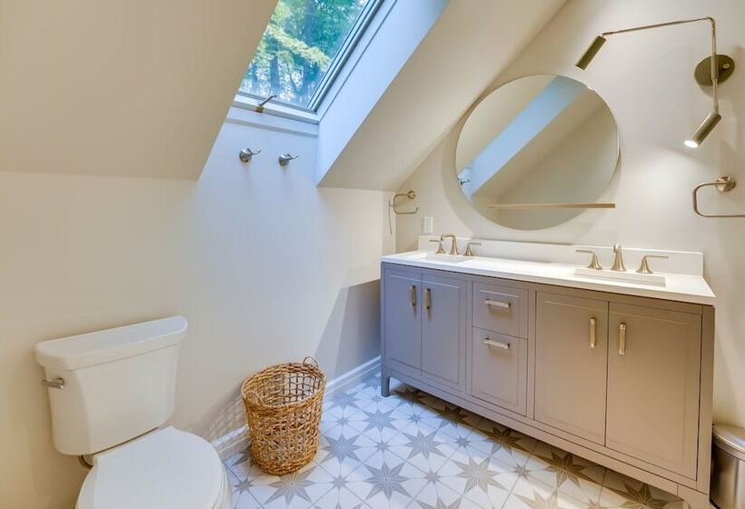 Spacious Cottage On Lake Michigan: Stunning Views!