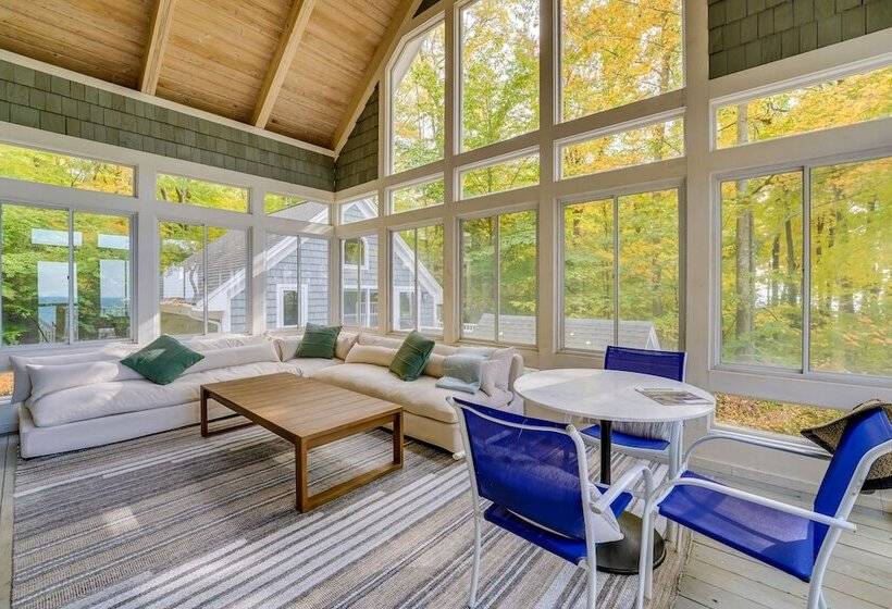 Spacious Cottage On Lake Michigan: Stunning Views!