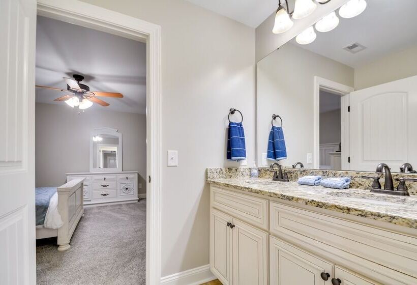 Spacious Home W/ Fireplace   Near Pinehurst Golf!