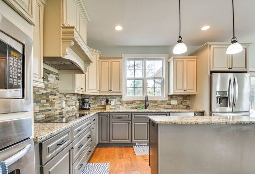 Spacious Home W/ Fireplace Near Pinehurst Golf!