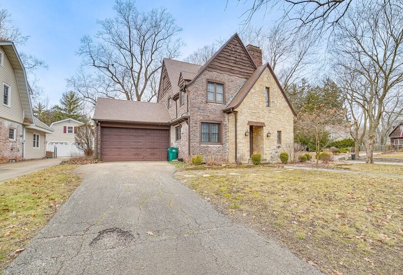 Spacious Illinois Home W/ Grill & Fenced In Yard!