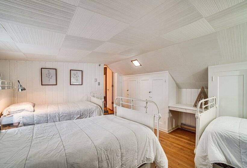 Spacious Illinois Home W/ Grill & Fenced In Yard!