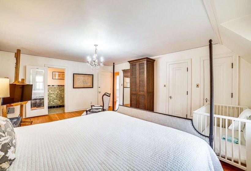 Spacious Illinois Home W/ Grill & Fenced In Yard!