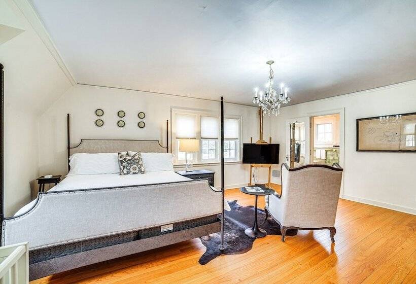 Spacious Illinois Home W/ Grill & Fenced In Yard!