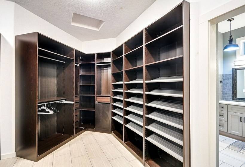 Spacious Oregon Home W/ Hot Tub, Fire Pit & Grill!