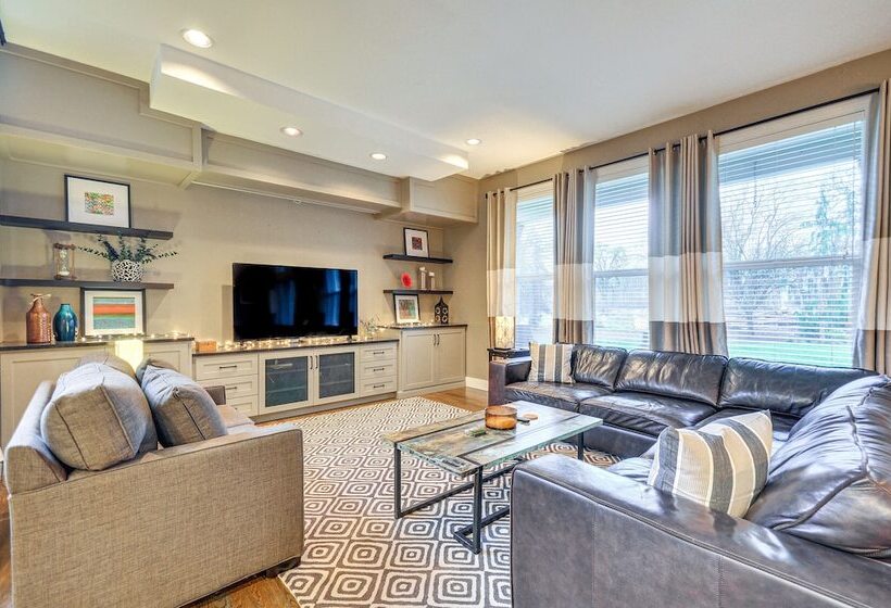 Spacious Oregon Home W/ Hot Tub, Fire Pit & Grill!