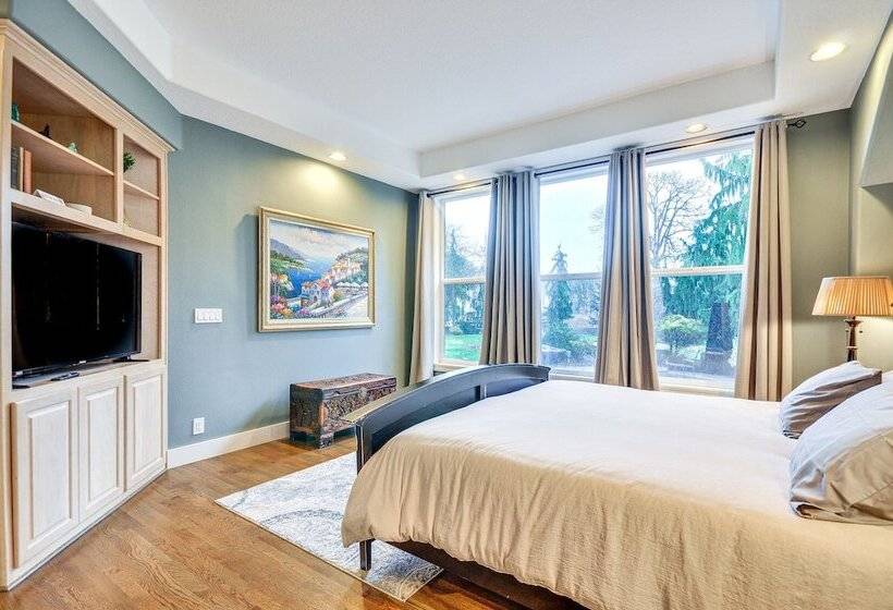 Spacious Oregon Home W/ Hot Tub, Fire Pit & Grill!