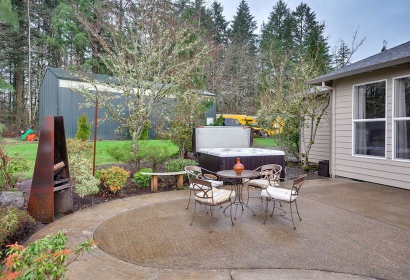 Spacious Oregon Home W/ Hot Tub, Fire Pit & Grill!