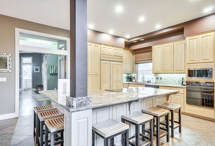 Spacious Oregon Home W/ Hot Tub, Fire Pit & Grill!