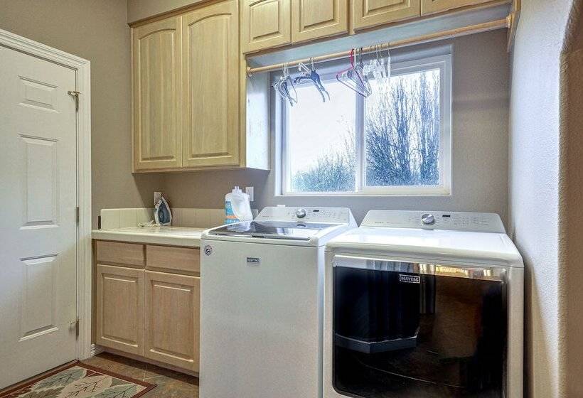 Spacious Oregon Home W/ Hot Tub, Fire Pit & Grill!