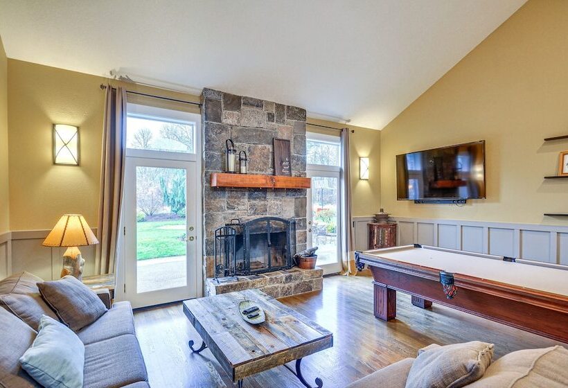 Spacious Oregon Home W/ Hot Tub, Fire Pit & Grill!