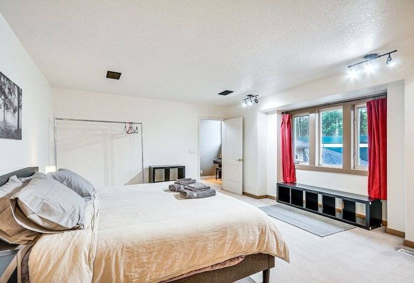 Spacious Oregon Home W/ Hot Tub, Fire Pit & Grill!