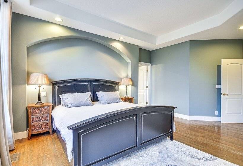 Spacious Oregon Home W/ Hot Tub, Fire Pit & Grill!