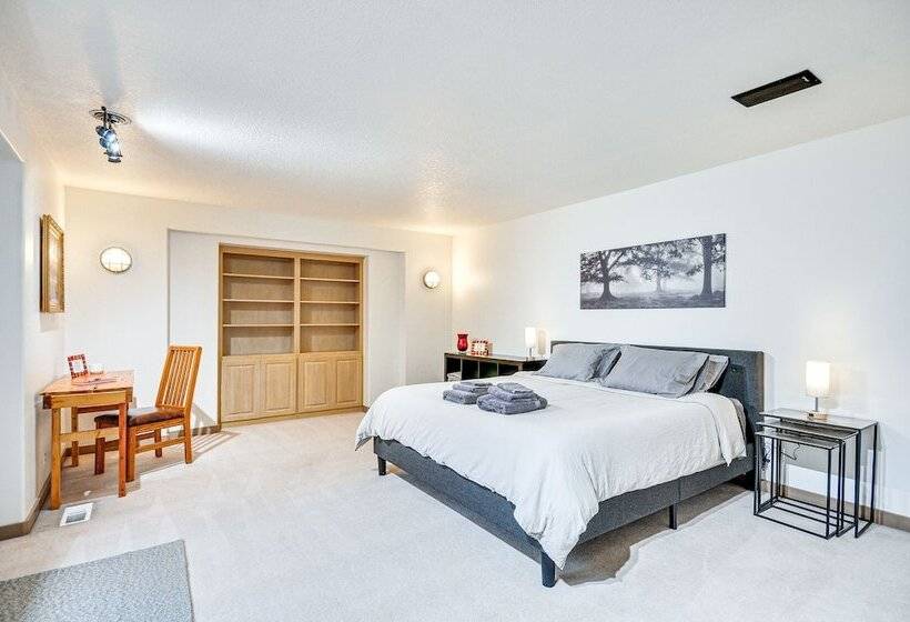 Spacious Oregon Home W/ Hot Tub, Fire Pit & Grill!