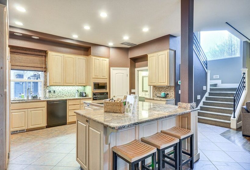 Spacious Oregon Home W/ Hot Tub, Fire Pit & Grill!