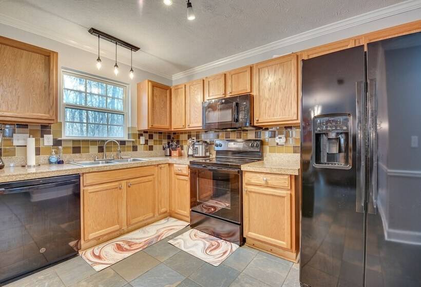 Spacious Snellville Home W/ Yard: 28 Mi To Atlanta