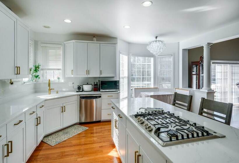 Spacious Woodbridge Home Near Leesylvania Park!