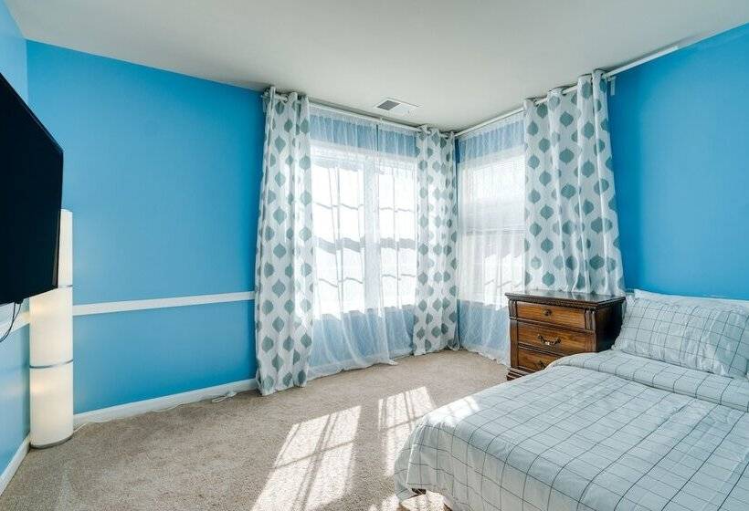 Spacious Woodbridge Home Near Leesylvania Park!