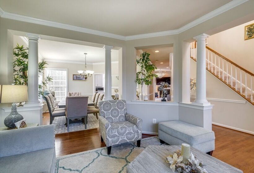 Spacious Woodbridge Home Near Leesylvania Park!