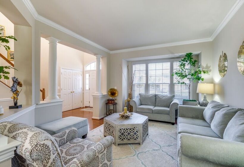 Spacious Woodbridge Home Near Leesylvania Park!