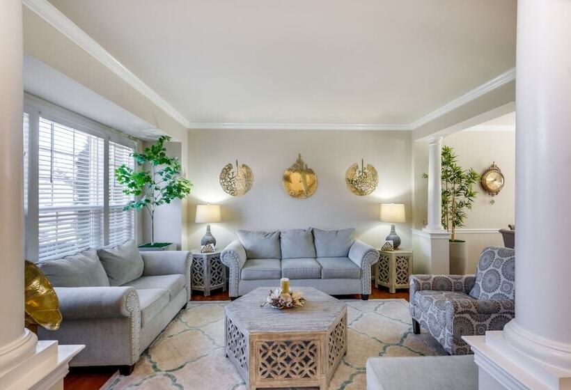 Spacious Woodbridge Home Near Leesylvania Park!