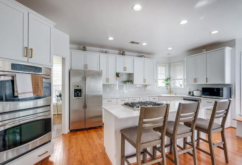 Spacious Woodbridge Home Near Leesylvania Park!