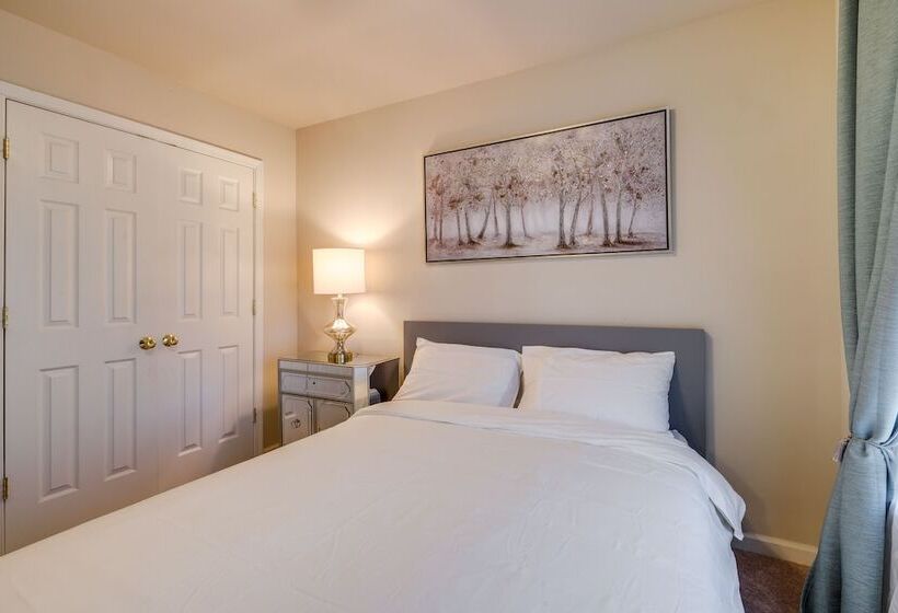 Spacious Woodbridge Home Near Leesylvania Park!