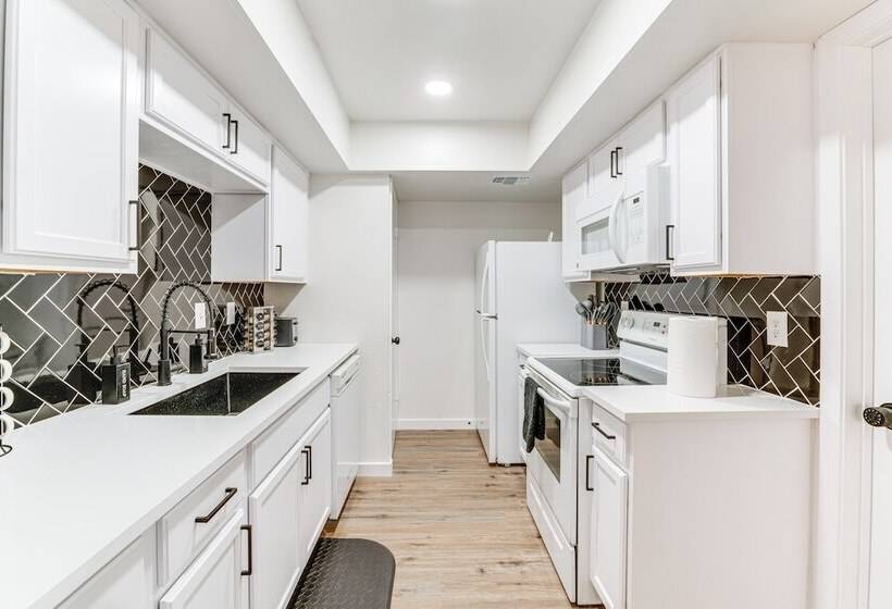 Stylish Garland Getaway: 17 Mi To Dallas!