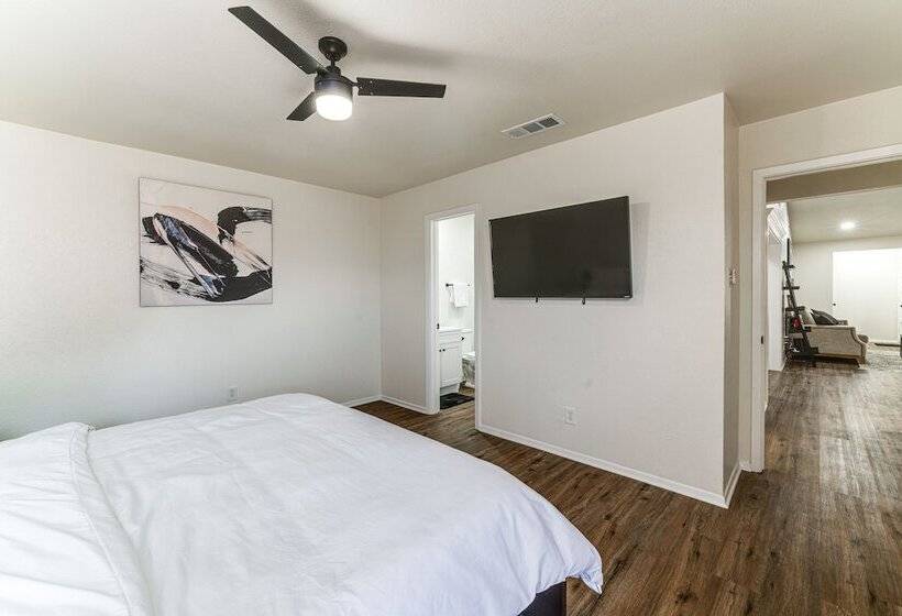 Stylish Garland Getaway: 17 Mi To Dallas!