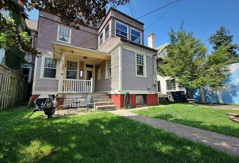 The Kings Throne Inn And Guest House