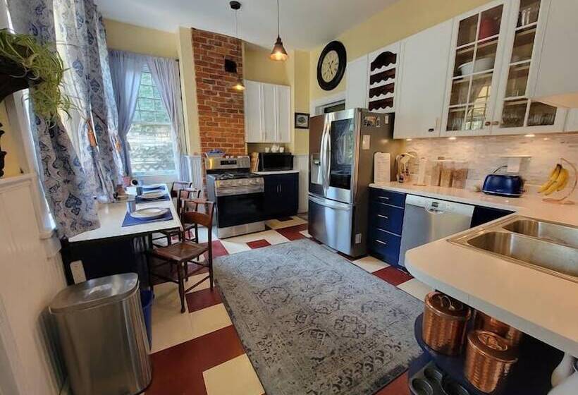 The Kings Throne Inn And Guest House