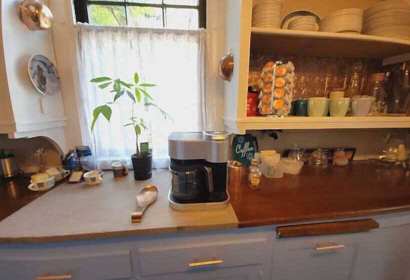 The Kings Throne Inn And Guest House