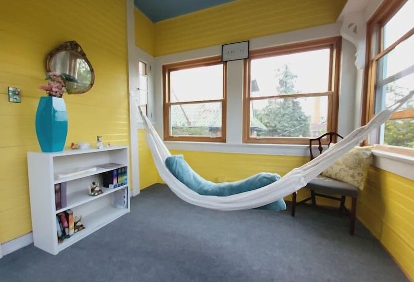 The Kings Throne Inn And Guest House