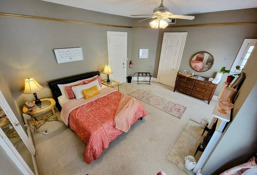 The Kings Throne Inn And Guest House