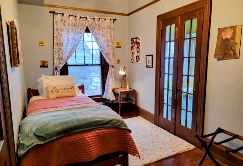 The Kings Throne Inn And Guest House