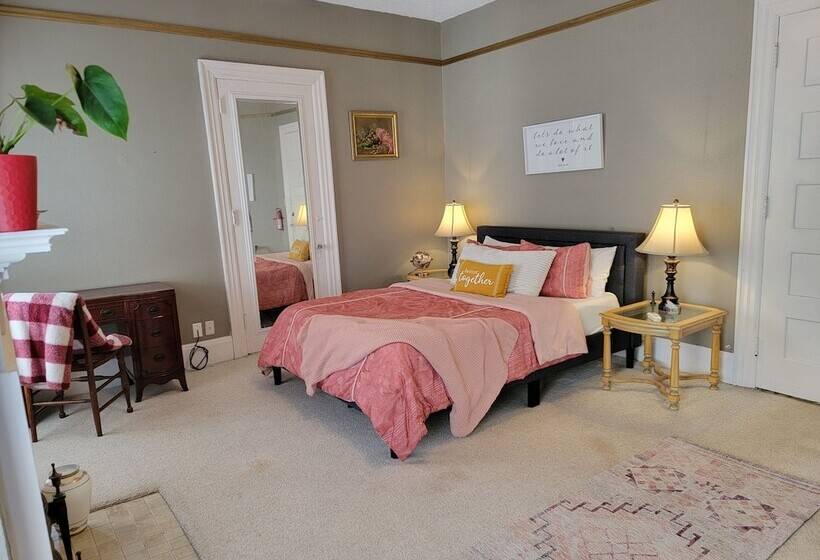 The Kings Throne Inn And Guest House