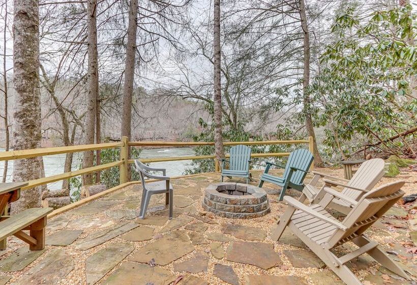 Toccoa Waterfront Hideaway:  Hot Tub & Fire Pit!