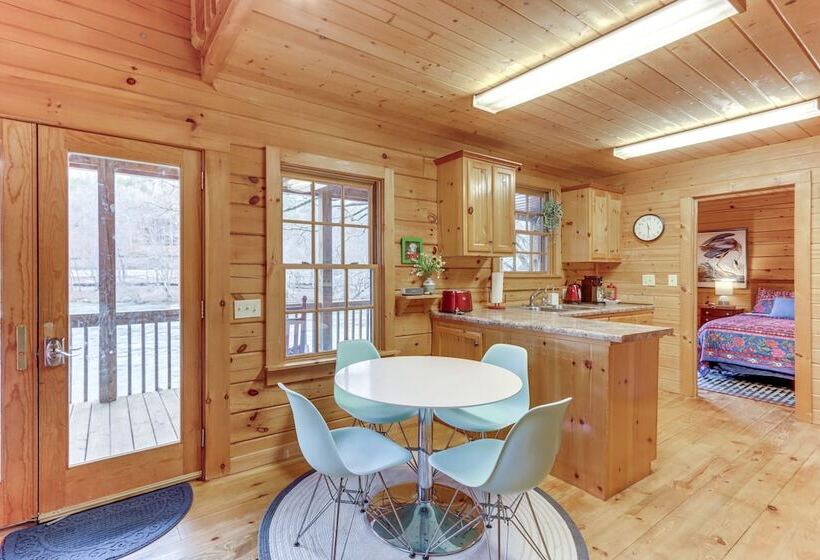 Toccoa Waterfront Hideaway:  Hot Tub & Fire Pit!