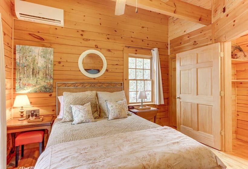 Toccoa Waterfront Hideaway:  Hot Tub & Fire Pit!