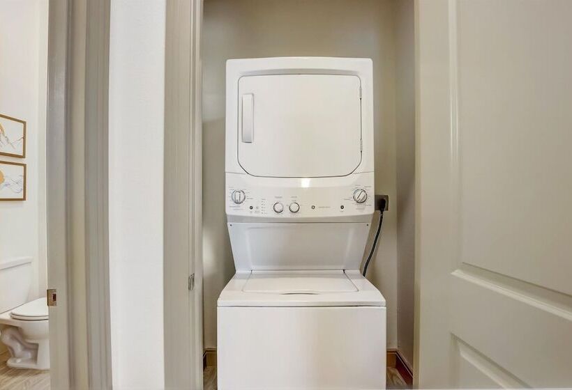 Two Modern Cozysuites At Town Lake